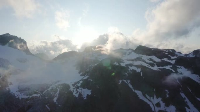 雄伟的尖峰。从上方看雪山景观