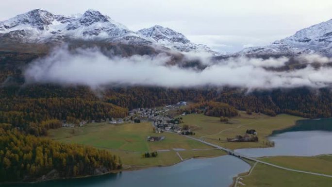 瑞士秋季Silvaplana湖的空中前方