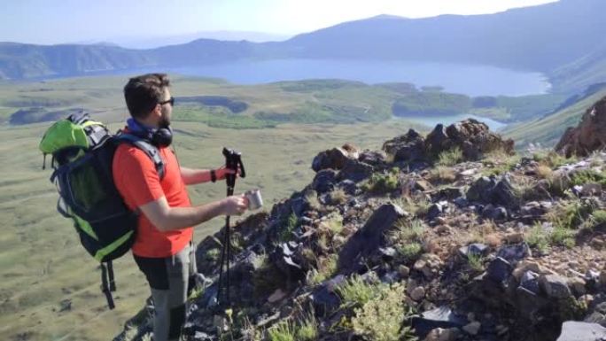 一个人独自攀登火山