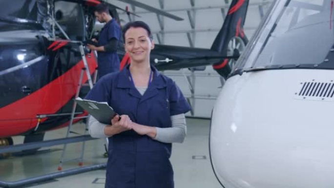 女航空机修工手持检查表微笑进镜头的DS肖像
