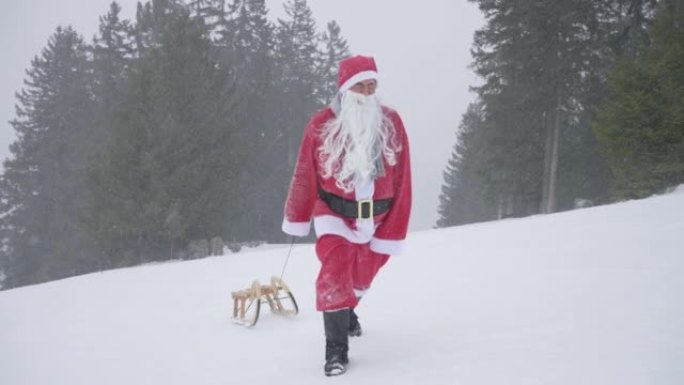 男人打扮成圣诞老人在森林里拉雪橇