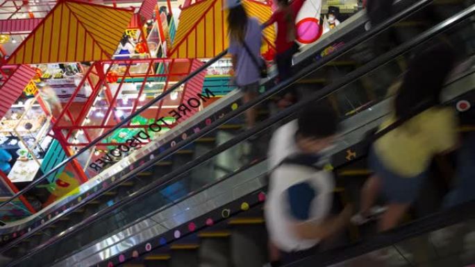 曼谷市著名的中央购物中心大厅自动扶梯全景4k延时泰国