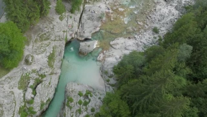 空中无人机可以看到清澈的高山河水，人们可以在岸上跳进去，游泳和放松