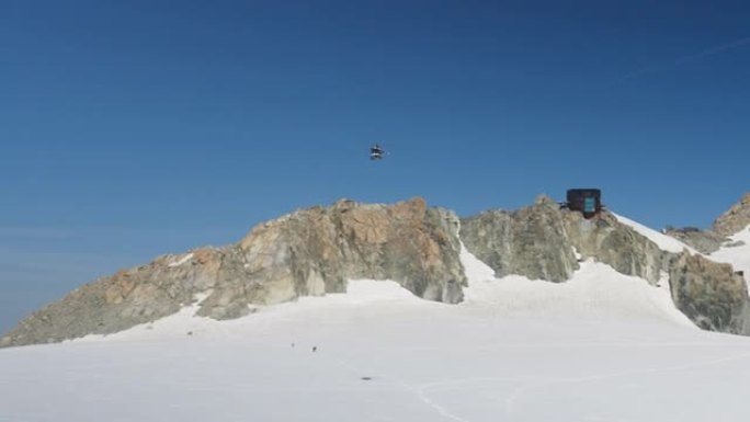 阿尔卑斯山的缆车升降机。迈向高峰