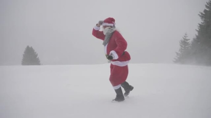 男子打扮成圣诞老人在暴风雪中敲响钟声