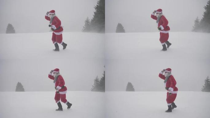 男子打扮成圣诞老人在暴风雪中敲响钟声