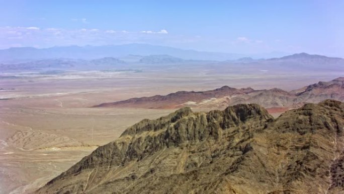 沿着美国内华达州的一座山空中航行，可以看到沙漠山谷