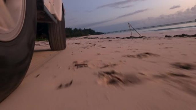 越野汽车在海滩上行驶。轮胎上的胎面特写。