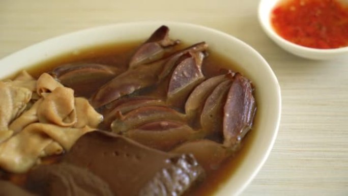 红汤炖鸭内脏 -- 亚洲美食风格