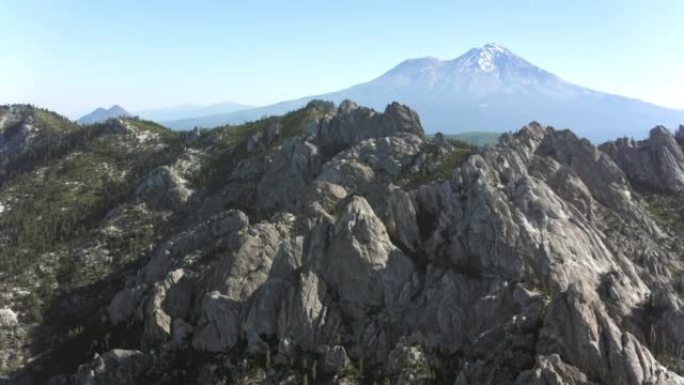 空中城堡峭壁，可以看到山。背景中的沙斯塔