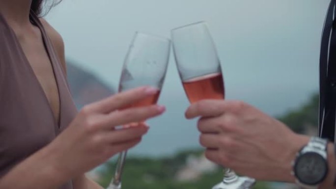 新年派对上的浪漫情侣。喝香槟庆祝节日