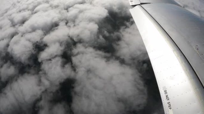 查看瑞士山和云层景观上方敞开的飞机门