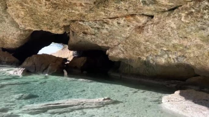 地中海的海洞石窟。