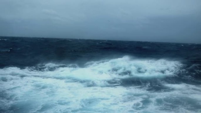 波涛汹涌的大海和海浪从船上