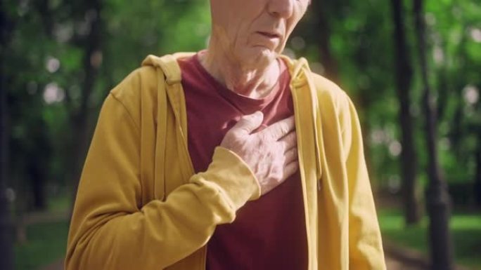 50多岁的男子呼吸沉重，胸部握着，跑步时心力衰竭