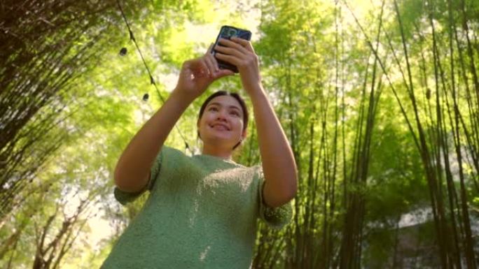 拍摄竹林照片的女人在美丽的地方旅行，竹园，竹林。