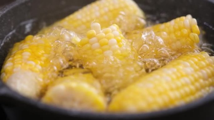 玉米棒在锅中煮沸热水