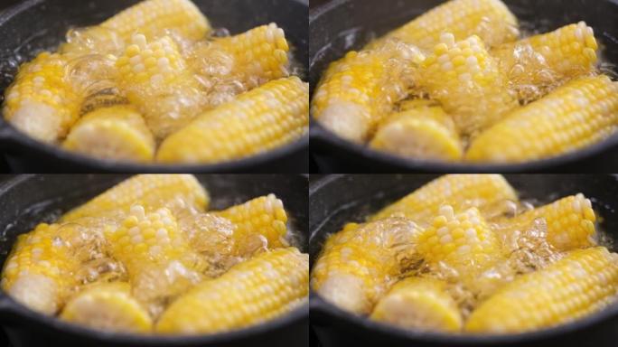 玉米棒在锅中煮沸热水
