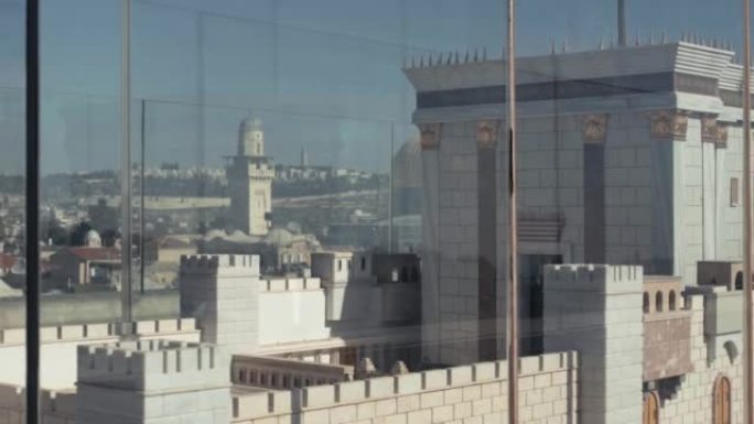 耶路撒冷所罗门王神庙的微缩模型。镜头慢慢向上移动。在背景中你可以看到耶路撒冷老城的景观
