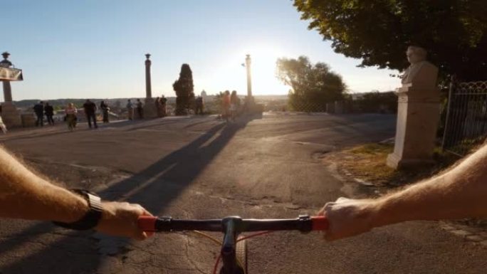 POV自行车骑行: 罗马天际线上空