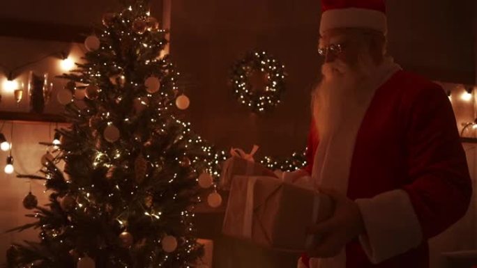 在圣诞节之夜，圣诞老人在每个人都睡着的时候把礼物送到家里。圣诞老人将在装饰房屋的圣诞树下留下礼物