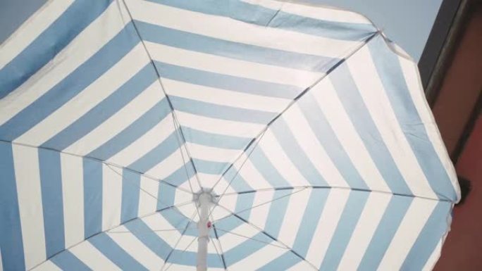 沙滩伞意味着暑假沙滩旅行小雨伞旋转