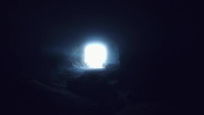 黑暗的出路从洞穴中出来，最后有明亮的光线