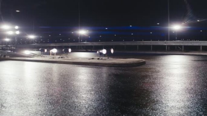 晚上下雨后，空旷的高速公路的平移镜头