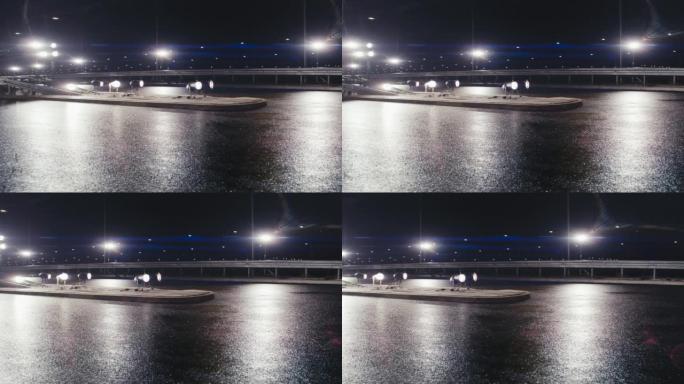 晚上下雨后，空旷的高速公路的平移镜头