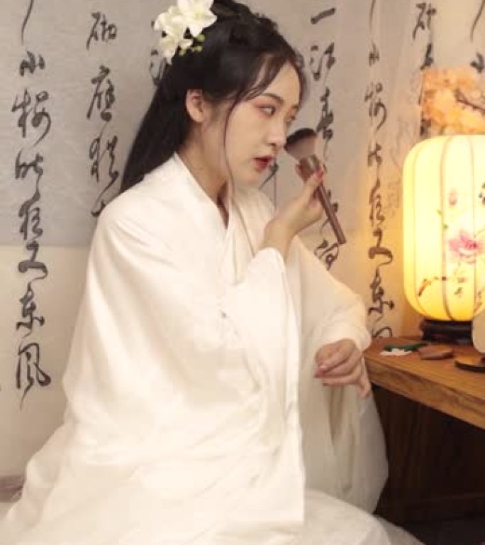 一位中国美女在卧室里化妆