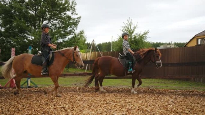 在儿童马术俱乐部训练骑马，为儿童提供海马疗法和运动课程