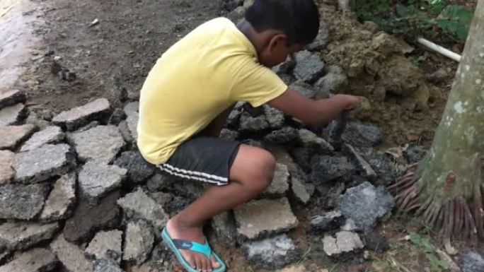 印度乡村儿童玩耍和造路。
