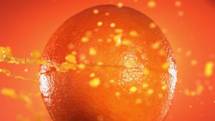 半橙色掉落并溅到橙色背景上。食物悬浮概念。慢动作