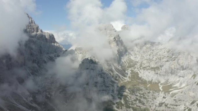 在高峰和山谷之间飞行的鸟瞰图