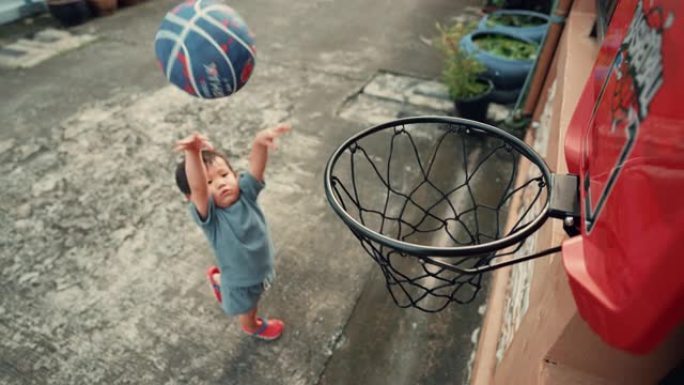 练习打篮球的可爱男孩