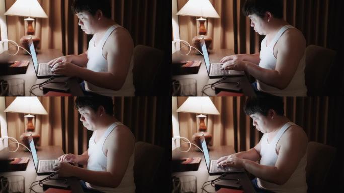 商人晚上在家工作