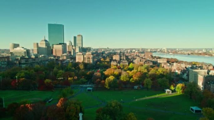 无人机飞越波士顿公共和公共花园朝后湾飞行