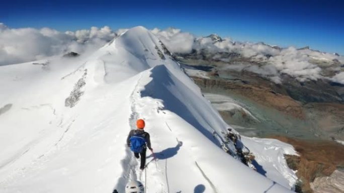 登山者团队在雪坡上移动。高海拔山脉。欧洲阿尔卑斯山的视点