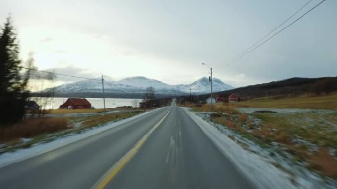 POV汽车在北极行驶: 冬季道路
