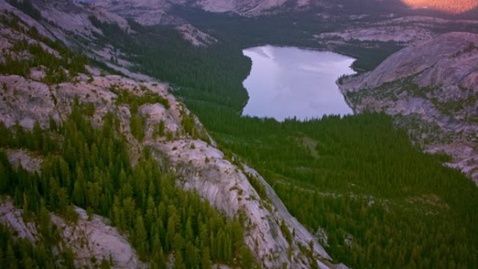 加利福尼亚州优胜美地国家公园的空中Tenaya湖
