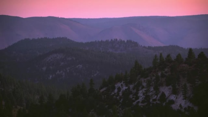 美国加利福尼亚州黎明时的空中Inyo国家森林