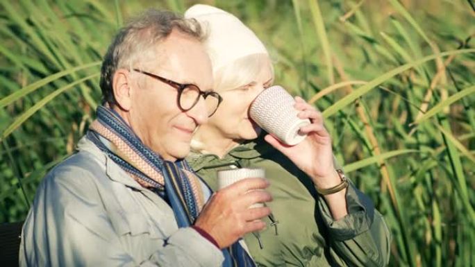 老年夫妇在公园里喝一杯茶