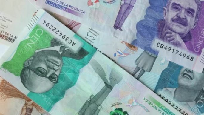 哥伦比亚货币，所有纸质纸币都围绕其轴缓慢旋转，可见50和100比索的大面额