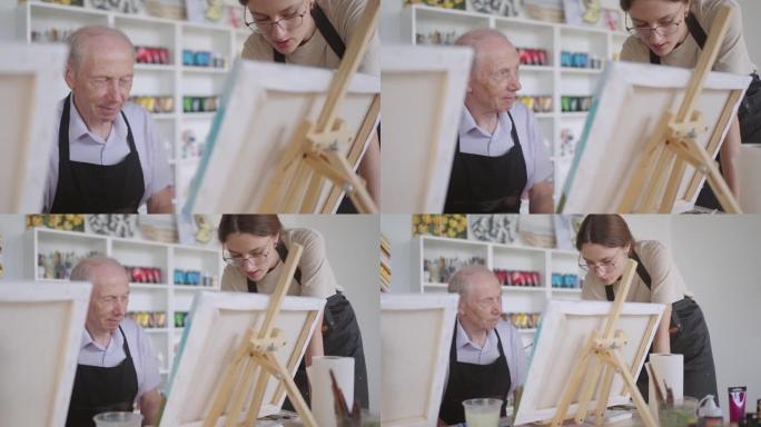 一位年轻的女老师帮助一位退休老人学习绘画。学长画画