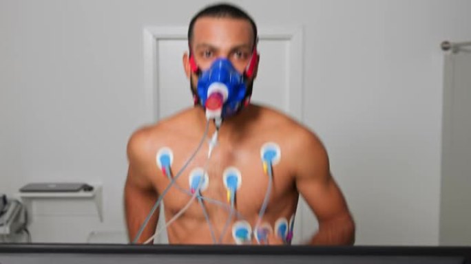 DS男运动员在跑步机上进行肺功能测试