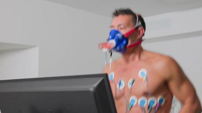 DS男子在跑步机上进行肺功能测试