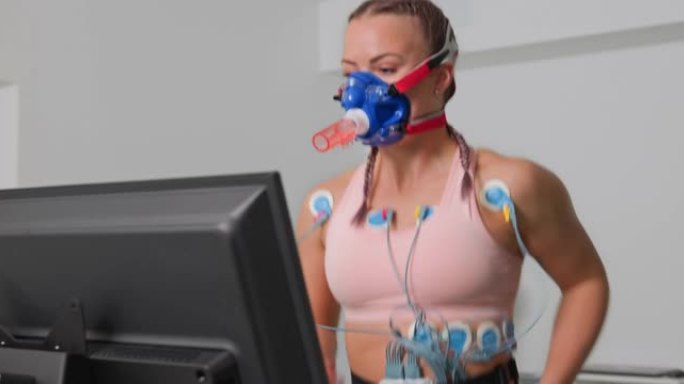 在跑步机上进行心肺压力测试时，女运动员