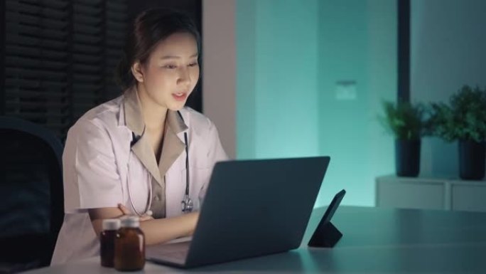 女医生使用笔记本电脑与患者在线交谈
