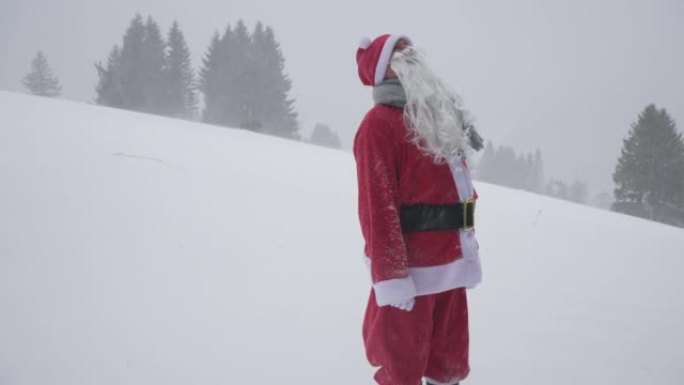 打扮成圣诞老人的男人享受暴风雪