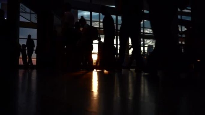 人们准时在机场排队登机。当人们去登机时，机场的日落。